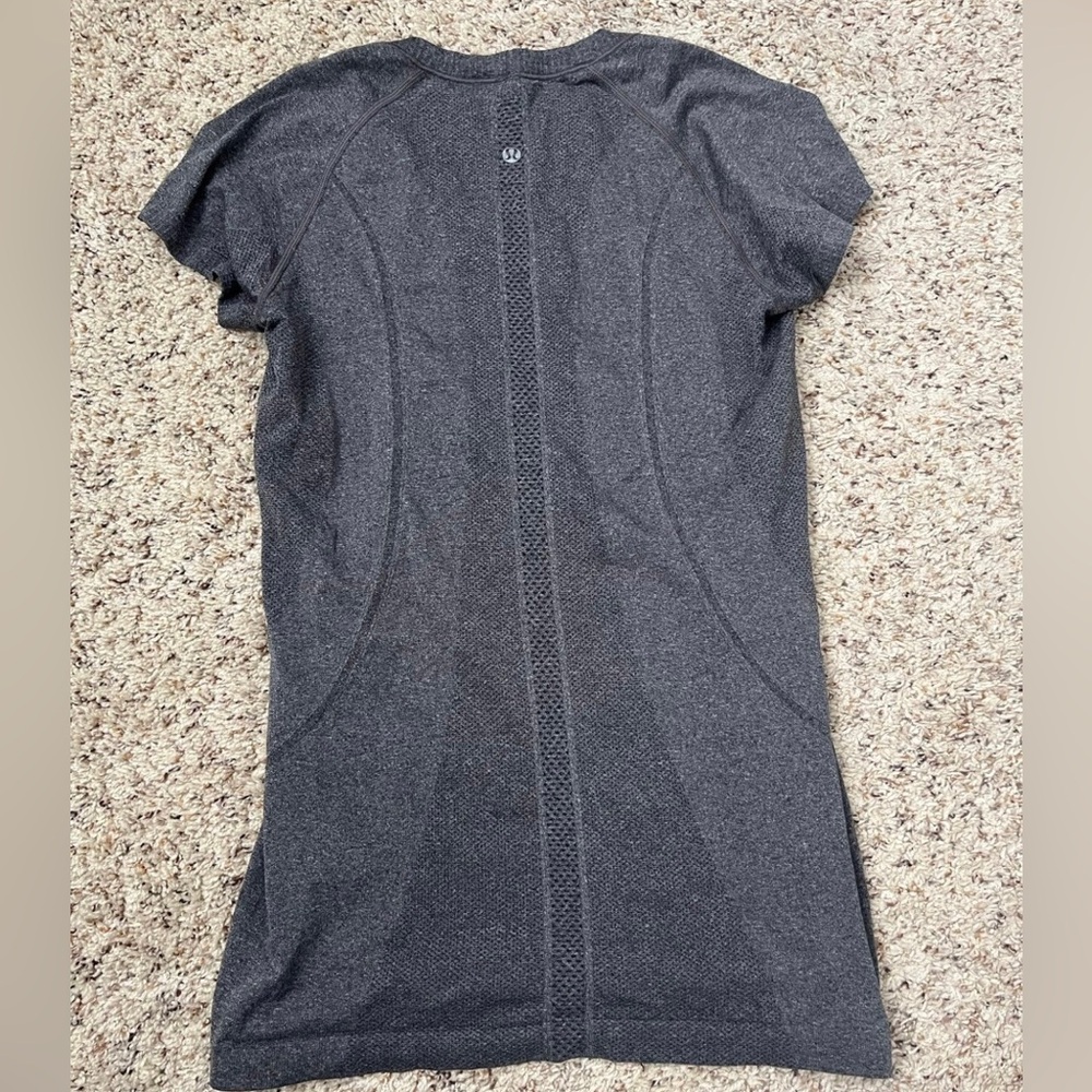 Lululemon swiftly tech size 8 ( excellent condition) - Picture 2 of 4